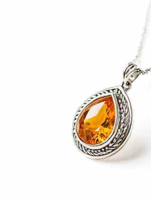 Handgefertigter Silberanhänger aus Naturstein